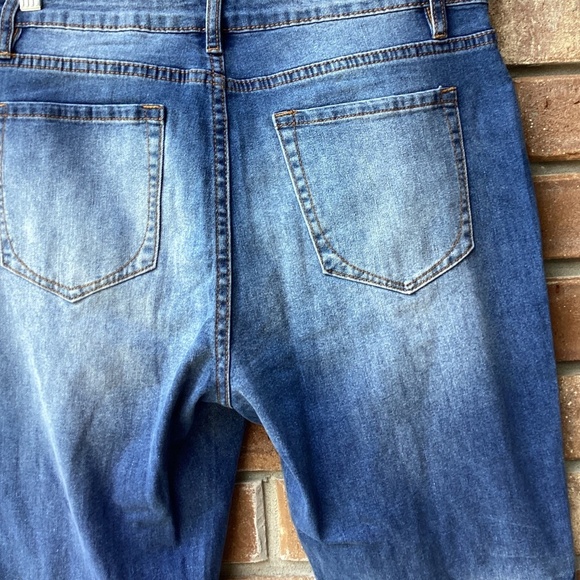 Rosette/ Leopard Distressed Semi - Skinny Leg Jeans ( Size: Large) - Picture 4 of 5